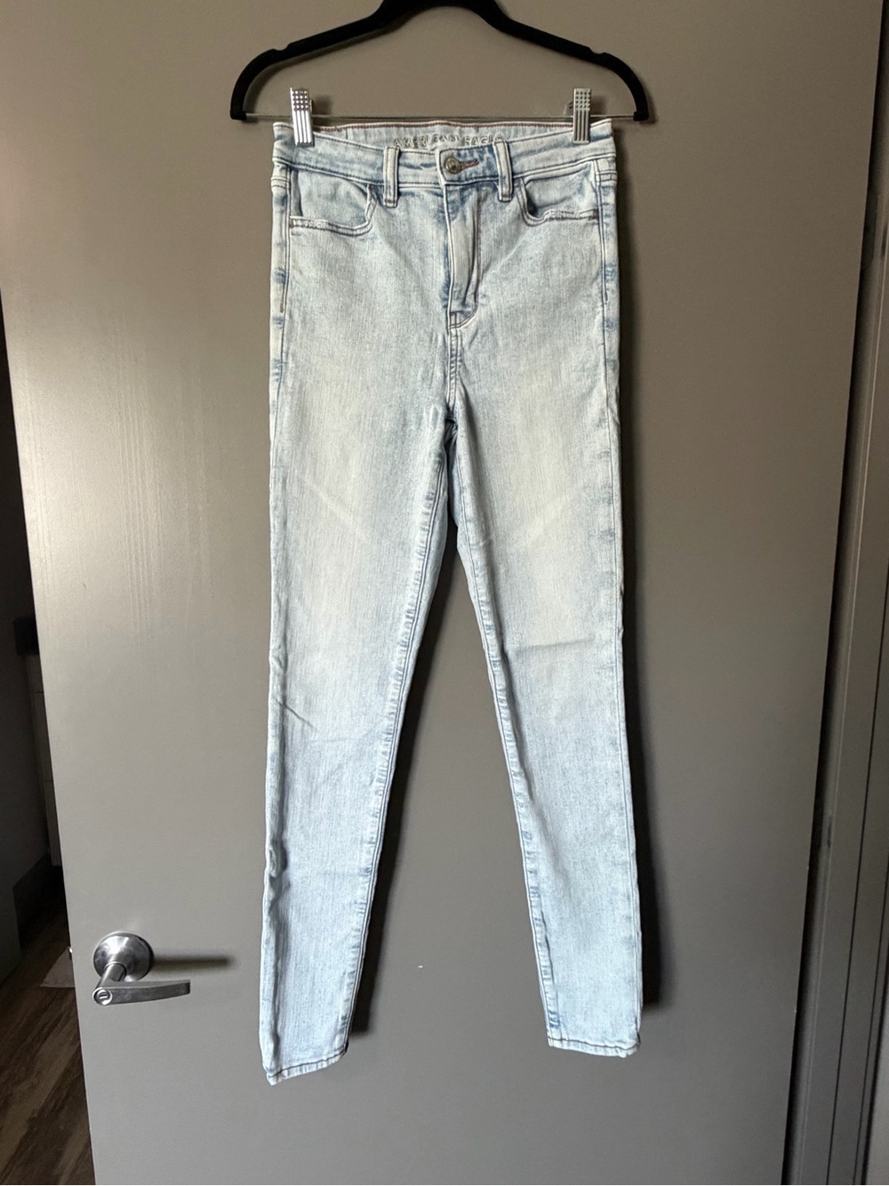 Like-New American Eagle Outfitters Light Wash Skinny Jeans 4 Long